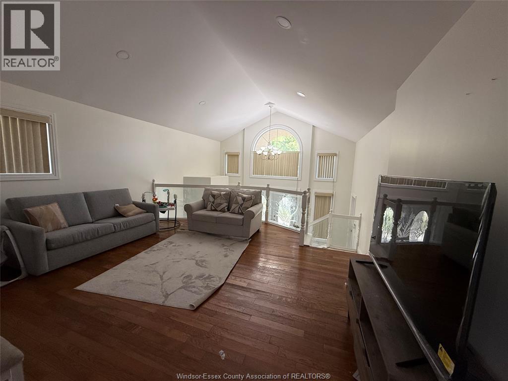 733 Massimo Crescent Unit# Main, Windsor, ON - Indoor Photo Showing Living Room