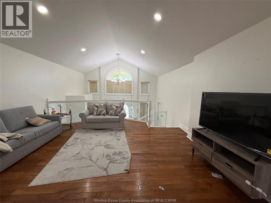 733 Massimo Crescent Unit# Main, Windsor, ON - Indoor Photo Showing Living Room