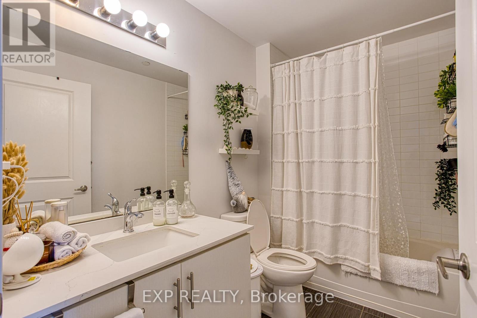 130 - 35 Southshore Crescent, Hamilton, ON - Indoor Photo Showing Bathroom