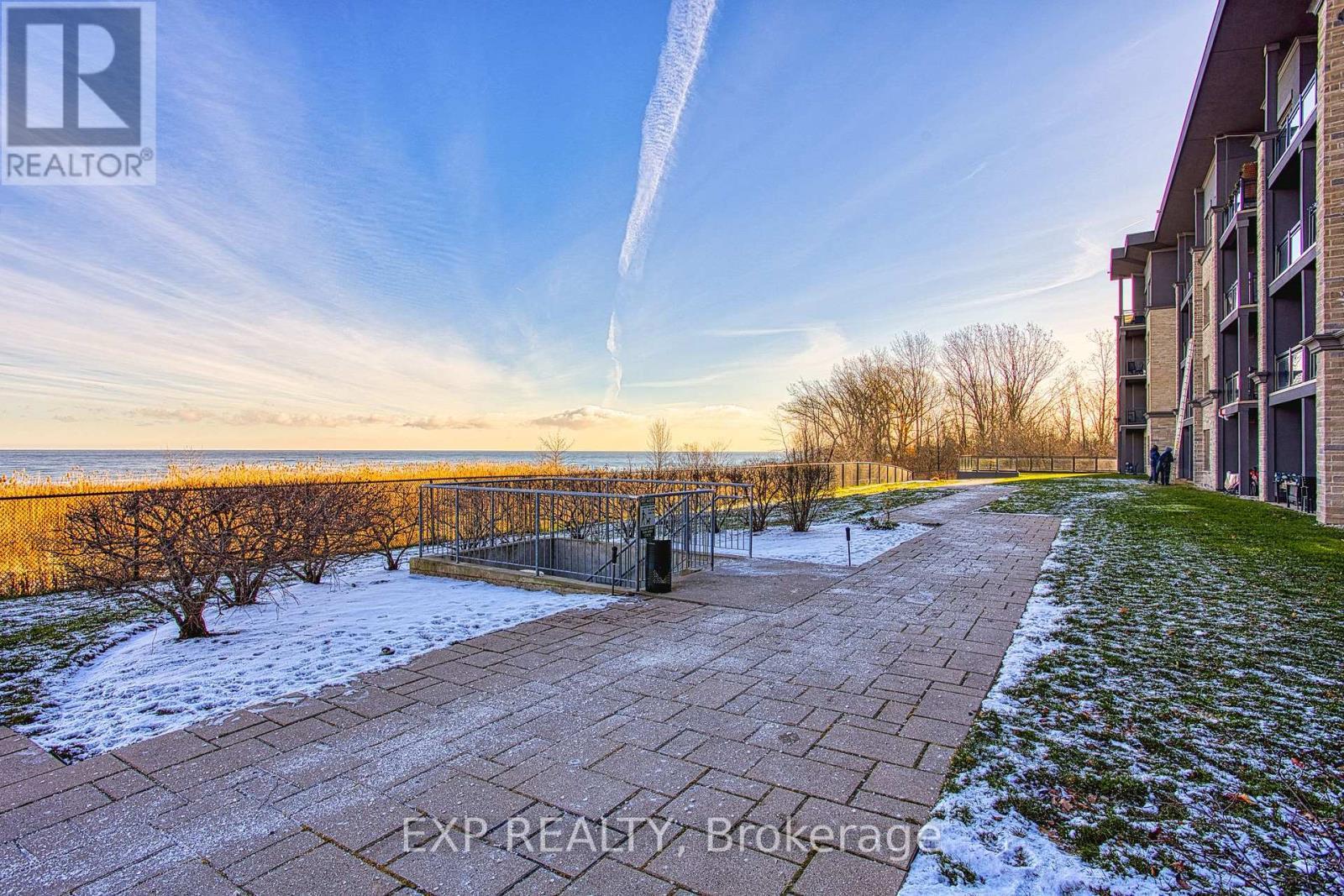 130 - 35 Southshore Crescent, Hamilton, ON - Outdoor