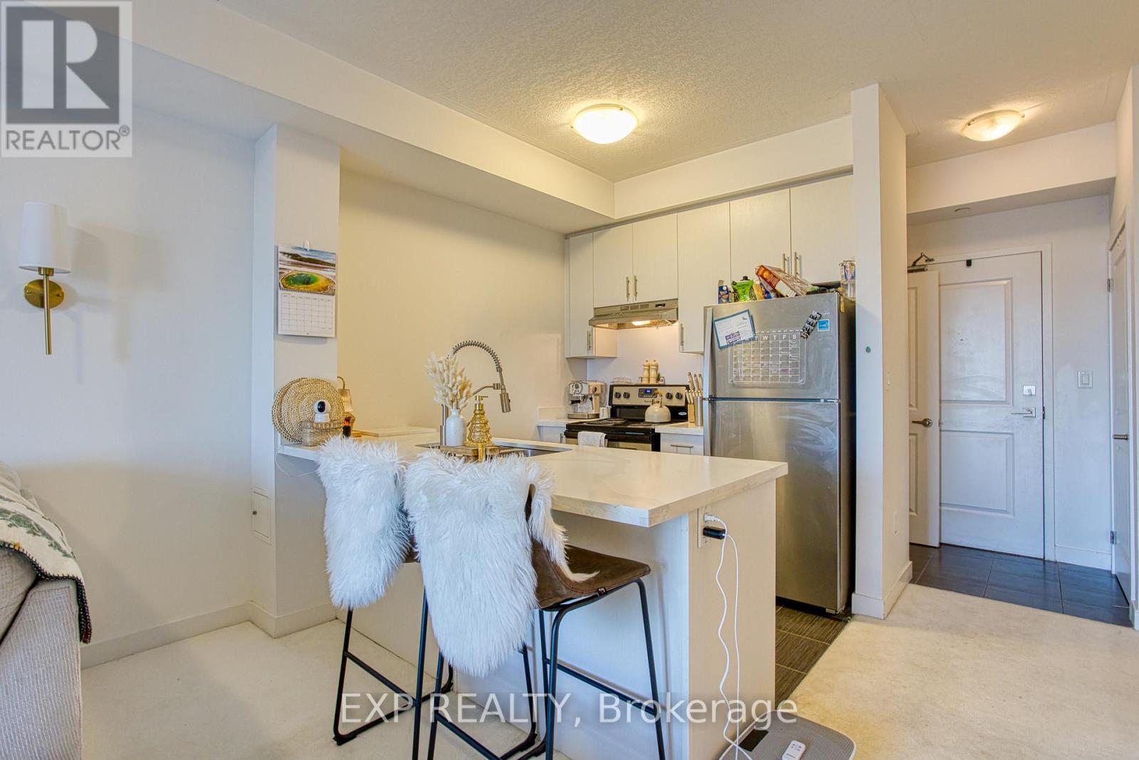 130 - 35 Southshore Crescent, Hamilton, ON - Indoor Photo Showing Kitchen