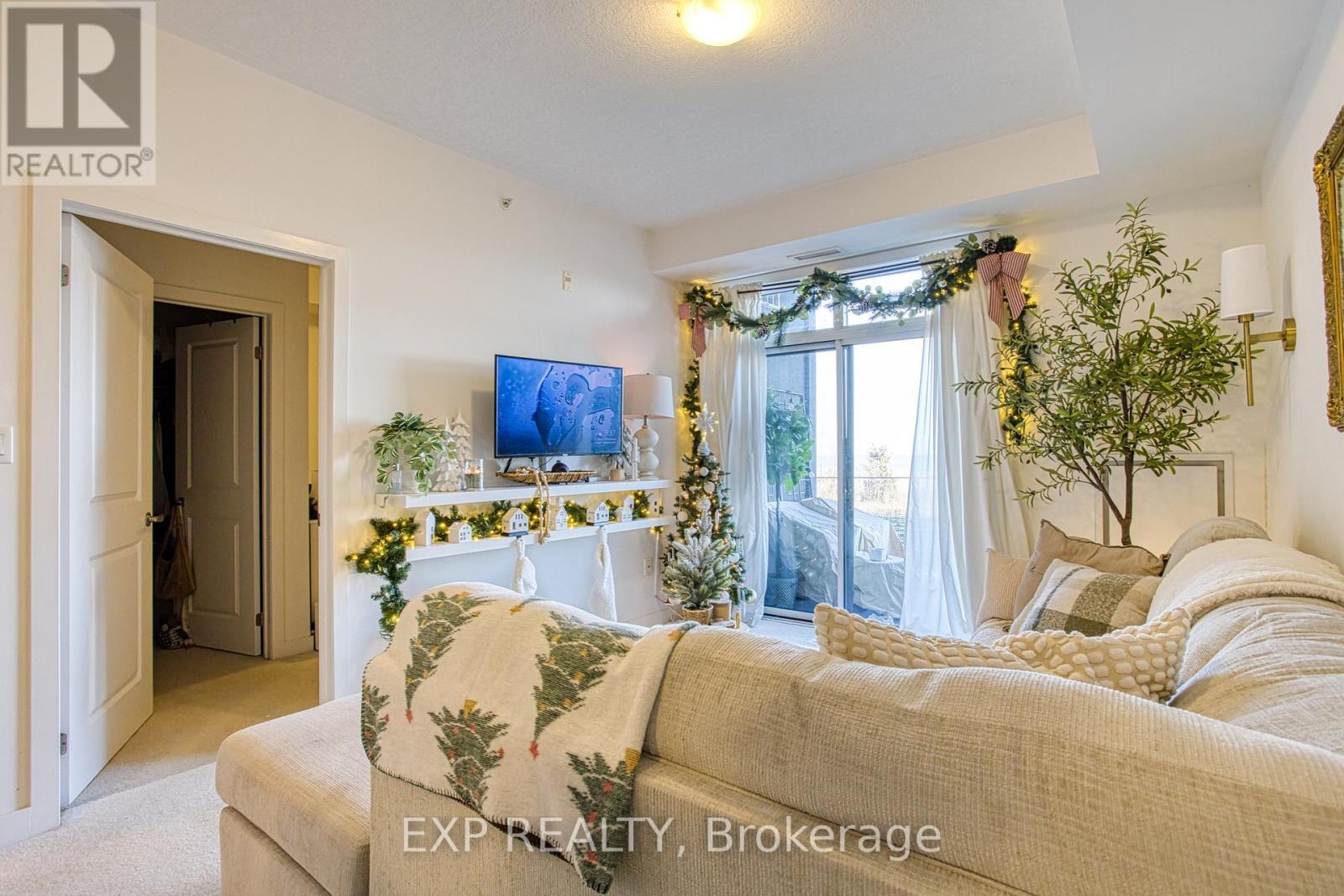130 - 35 Southshore Crescent, Hamilton, ON - Indoor Photo Showing Living Room