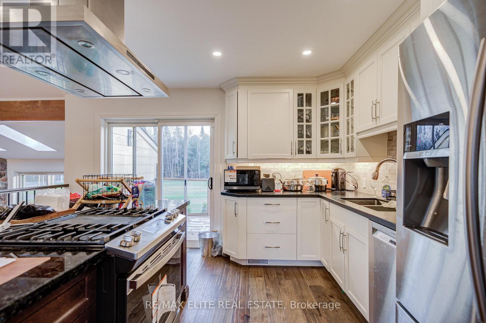 4909 Holborn Road, East Gwillimbury, ON - Indoor Photo Showing Kitchen With Double Sink With Upgraded Kitchen