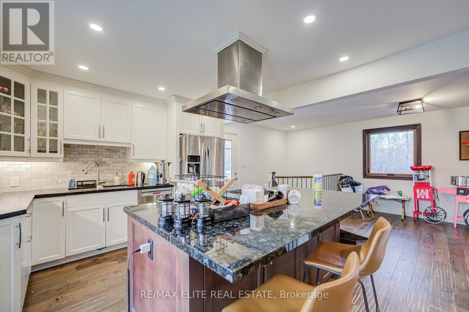4909 Holborn Road, East Gwillimbury, ON - Indoor Photo Showing Kitchen With Upgraded Kitchen