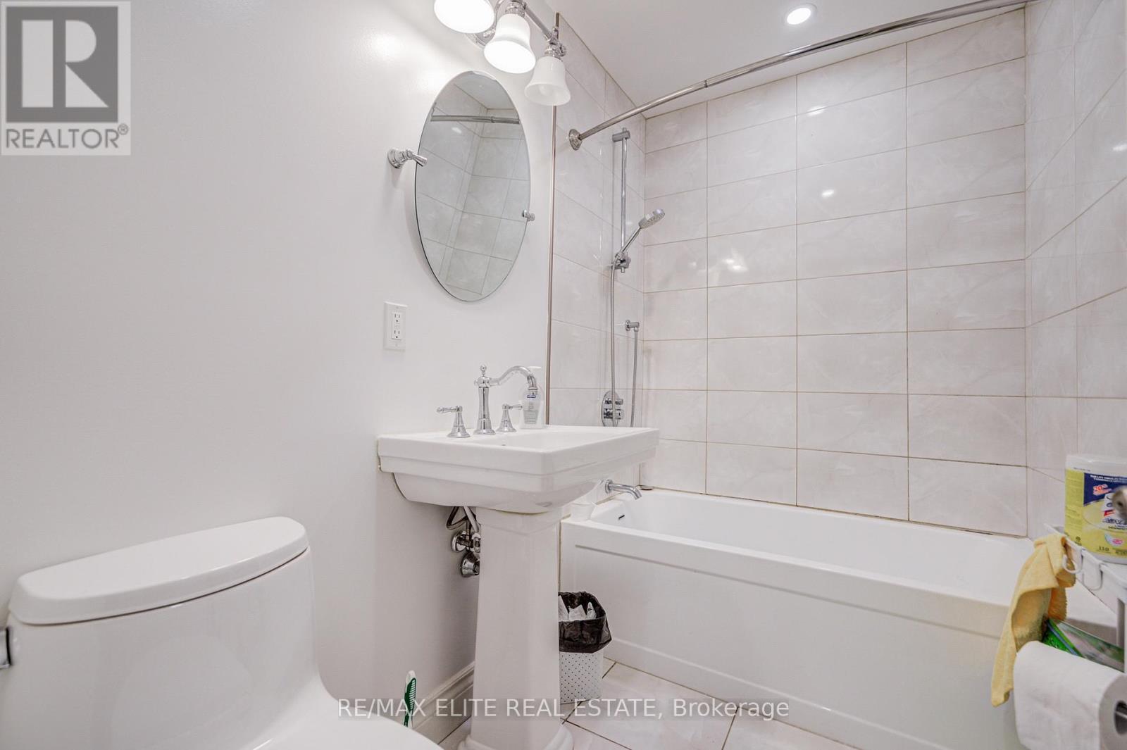 4909 Holborn Road, East Gwillimbury, ON - Indoor Photo Showing Bathroom