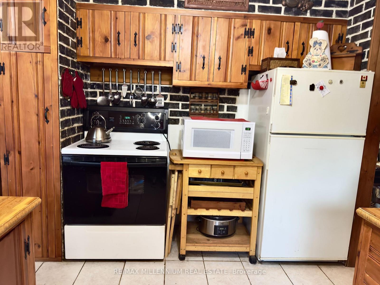 3741 Cedar Rapids Drive S, Severn, ON - Indoor Photo Showing Kitchen
