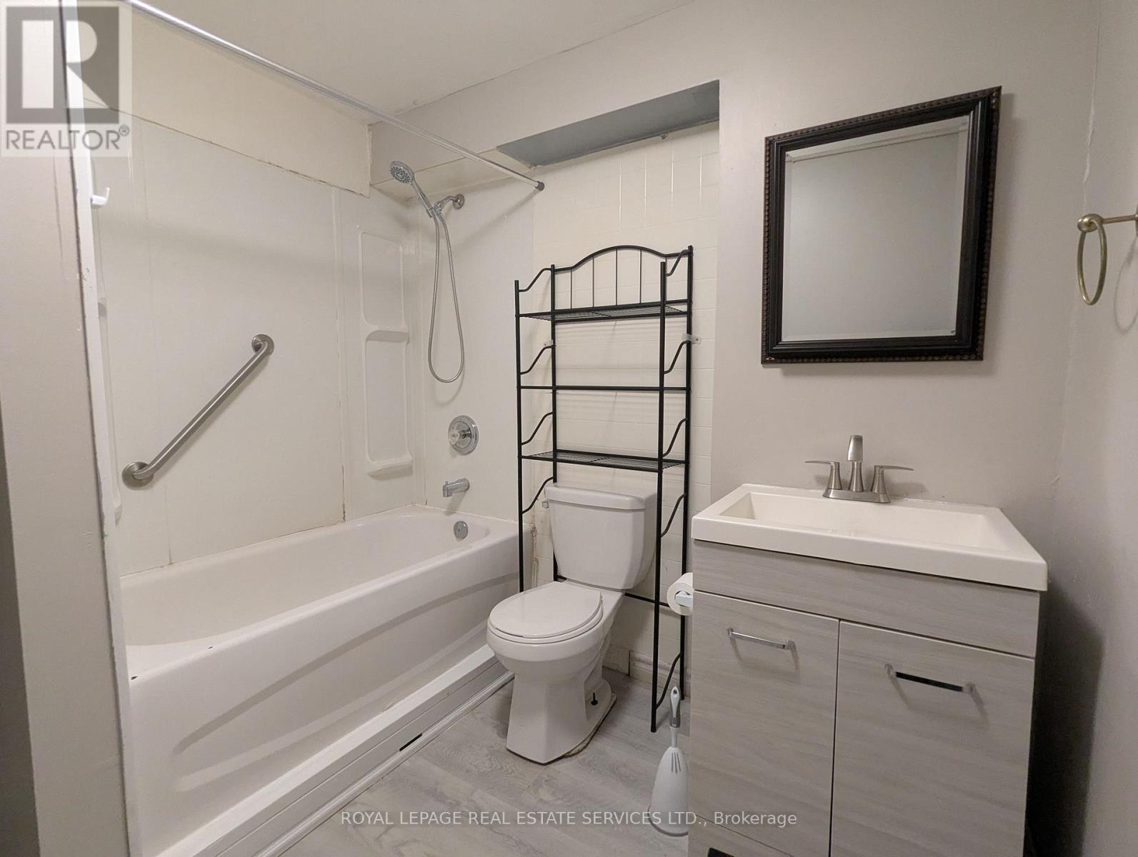 Bsmt - 6053 Leeside Crescent, Mississauga, ON - Indoor Photo Showing Bathroom