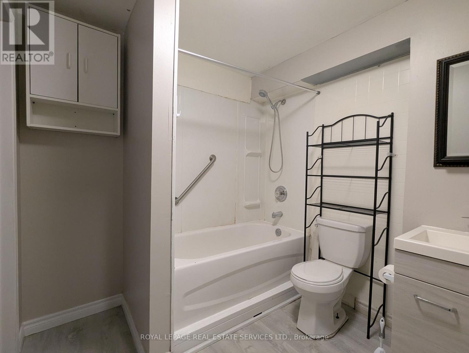 Bsmt - 6053 Leeside Crescent, Mississauga, ON - Indoor Photo Showing Bathroom