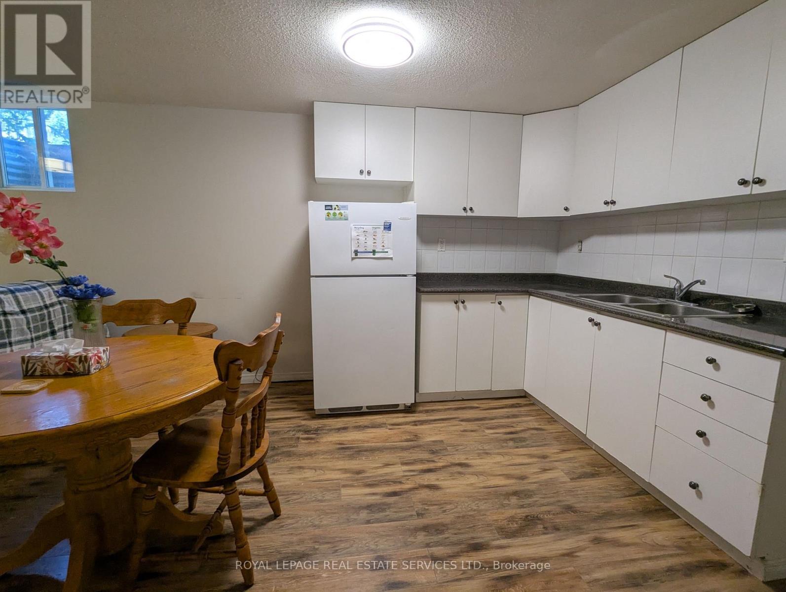 Bsmt - 6053 Leeside Crescent, Mississauga, ON - Indoor Photo Showing Kitchen With Double Sink