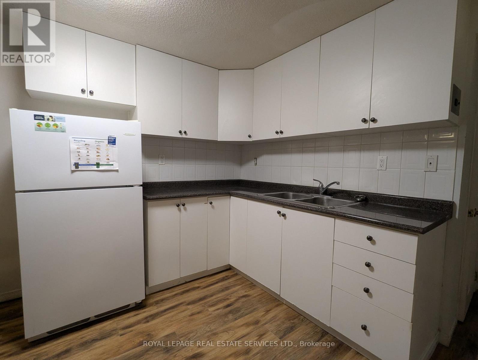 Bsmt - 6053 Leeside Crescent, Mississauga, ON - Indoor Photo Showing Kitchen With Double Sink