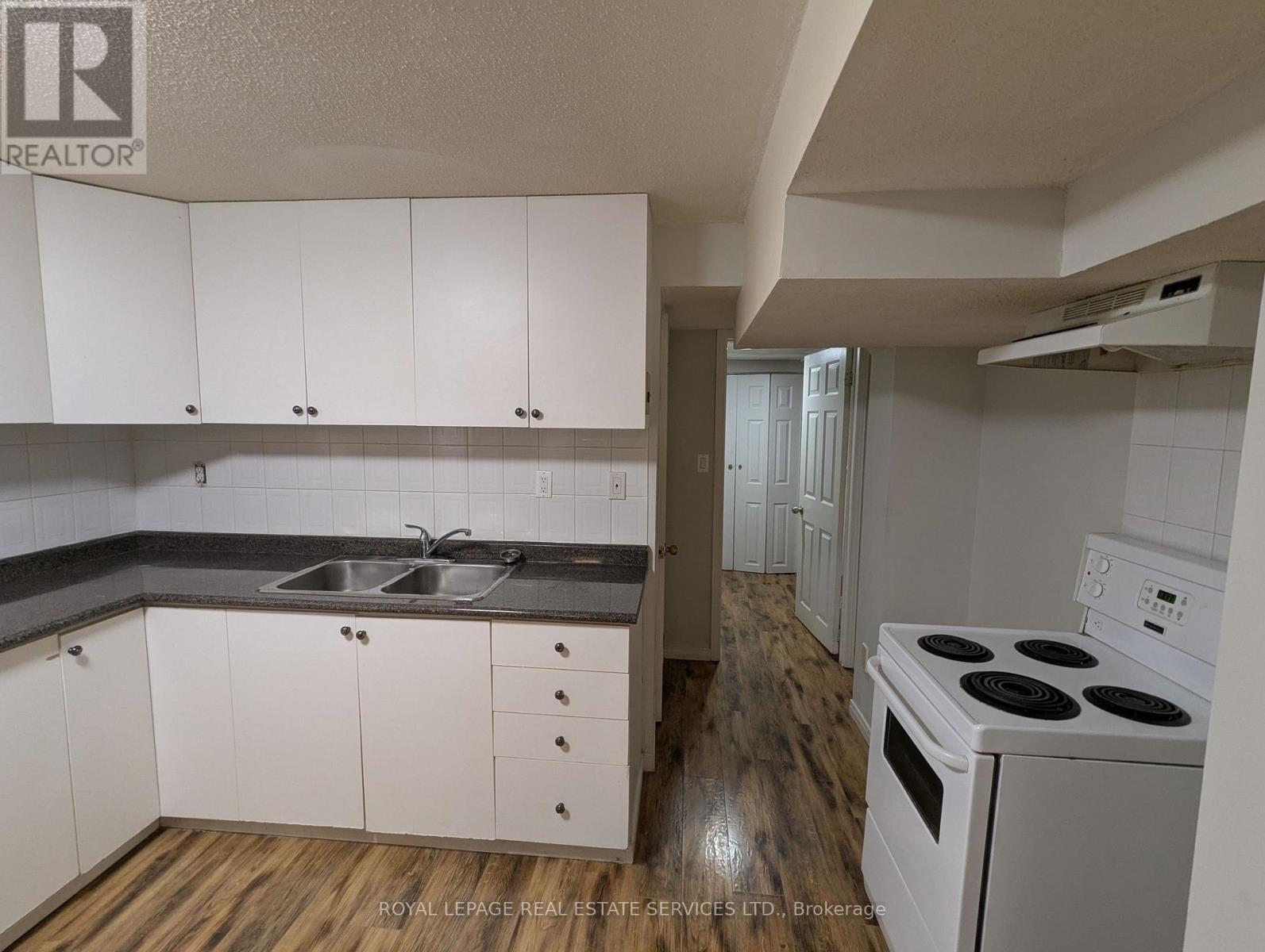 Bsmt - 6053 Leeside Crescent, Mississauga, ON - Indoor Photo Showing Kitchen With Double Sink