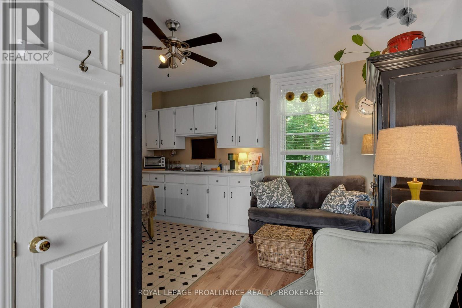 430 King Street W, Gananoque, ON - Indoor Photo Showing Living Room