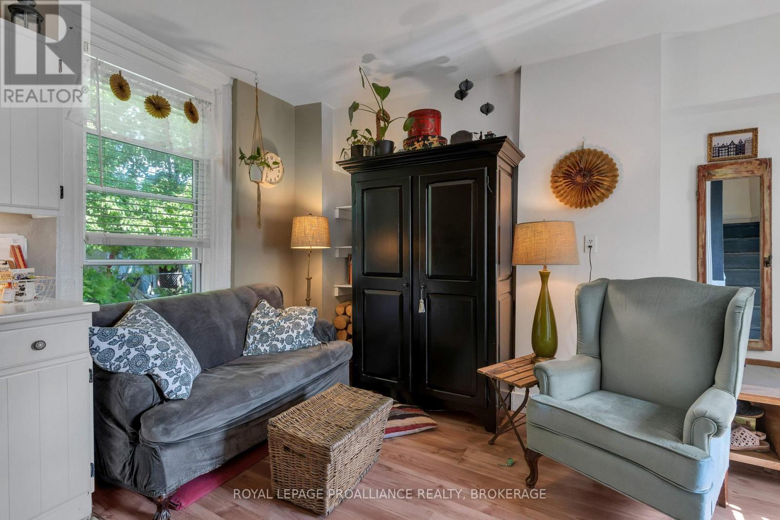 430 King Street W, Gananoque, ON - Indoor Photo Showing Living Room