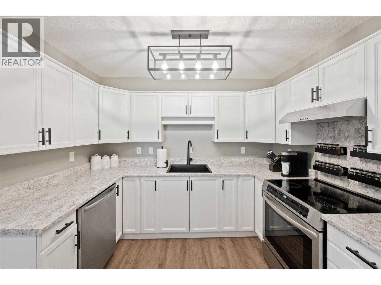 8700 Jubilee Road E Unit# 109, Summerland, BC - Indoor Photo Showing Kitchen