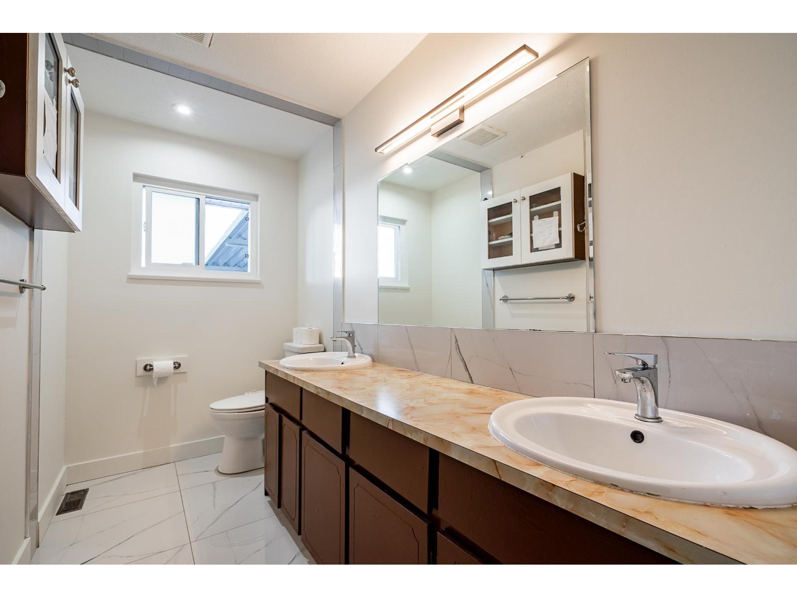 14858 88A Avenue, Surrey, BC - Indoor Photo Showing Bathroom