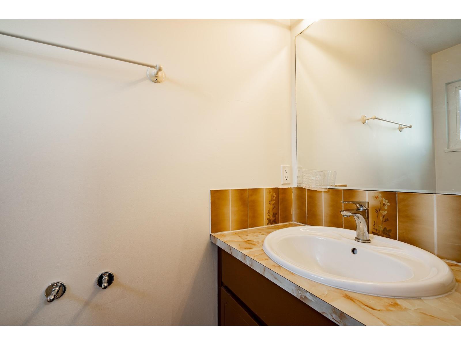 14858 88A Avenue, Surrey, BC - Indoor Photo Showing Bathroom