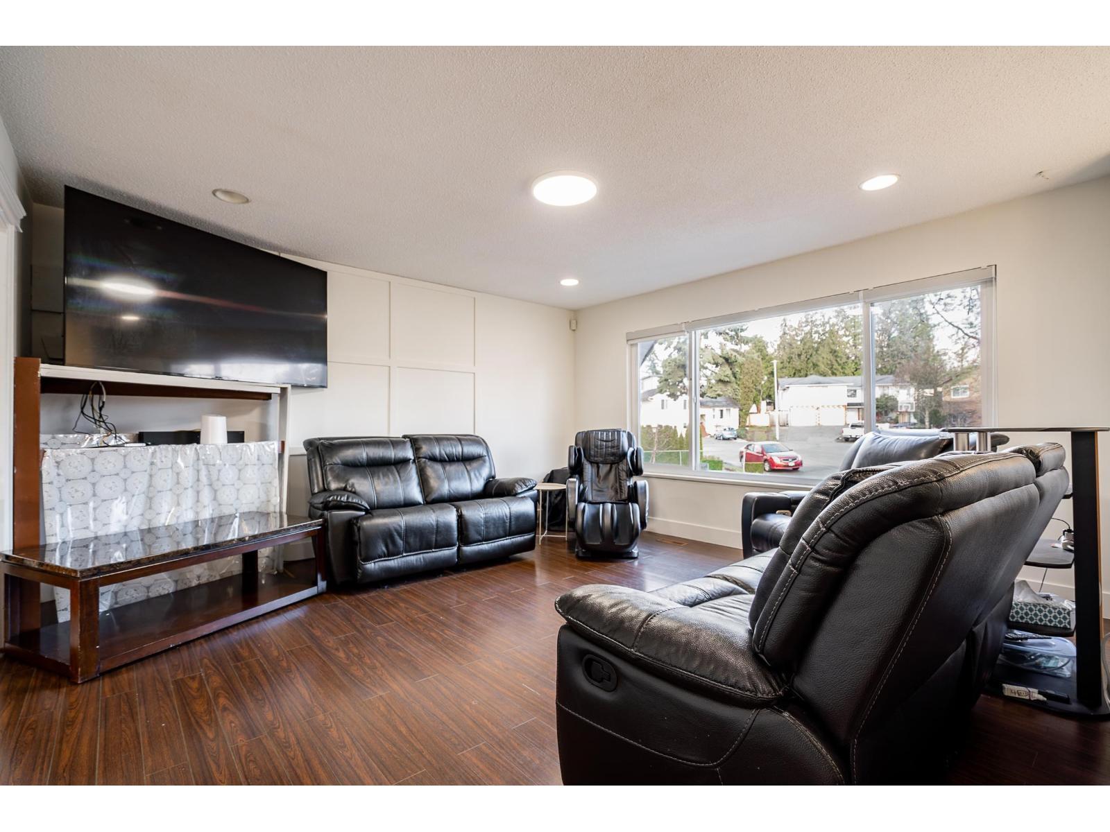14858 88A Avenue, Surrey, BC - Indoor Photo Showing Living Room