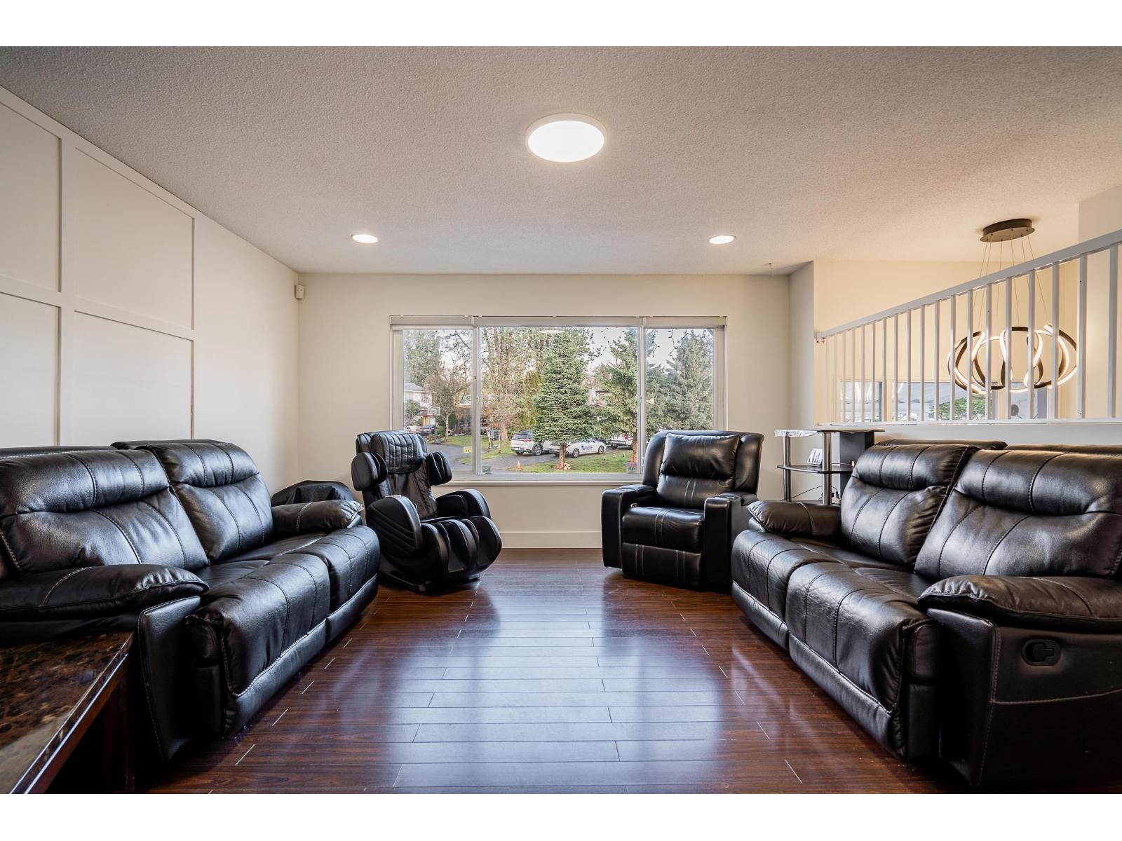 14858 88A Avenue, Surrey, BC - Indoor Photo Showing Living Room