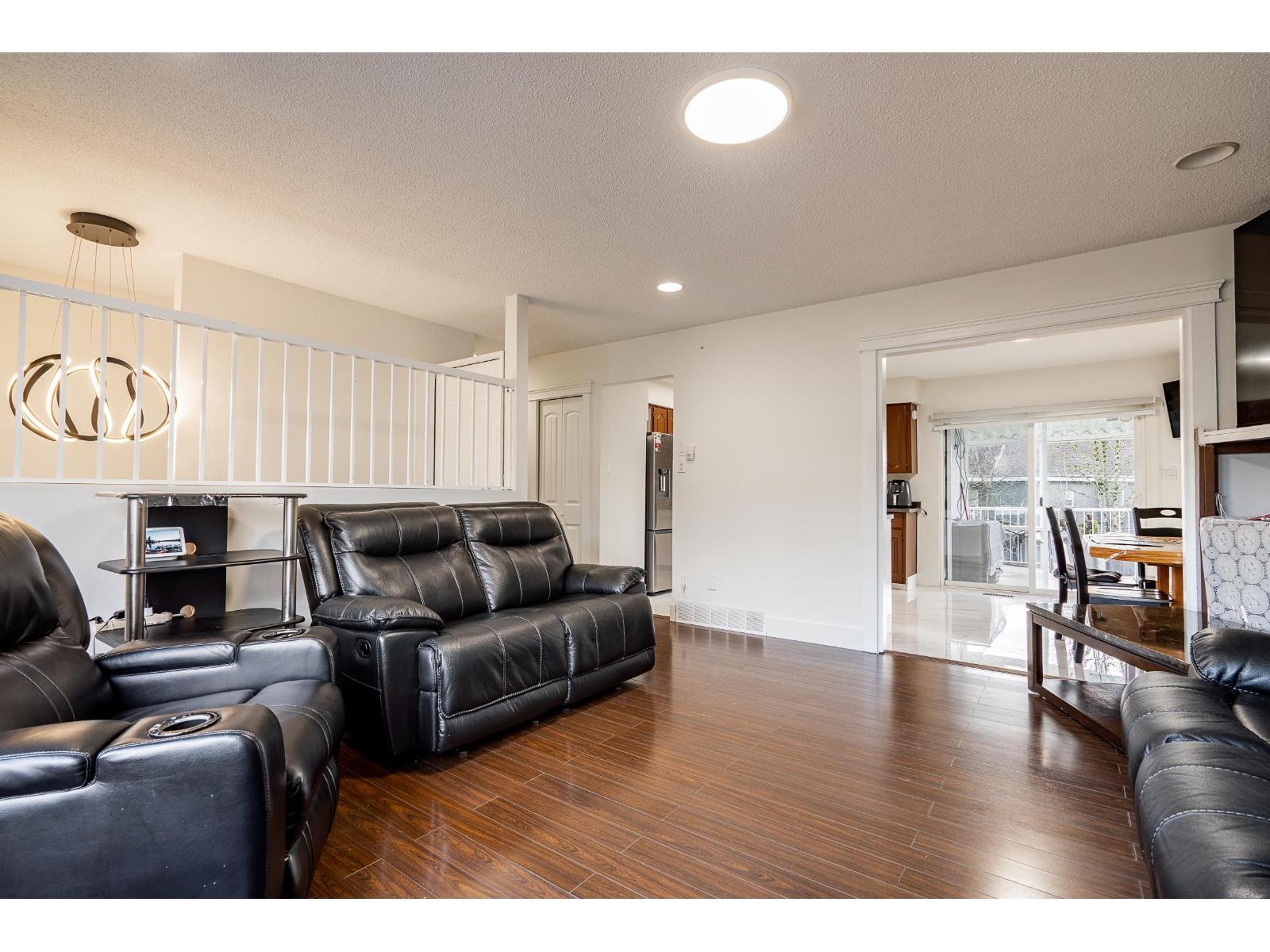 14858 88A Avenue, Surrey, BC - Indoor Photo Showing Living Room
