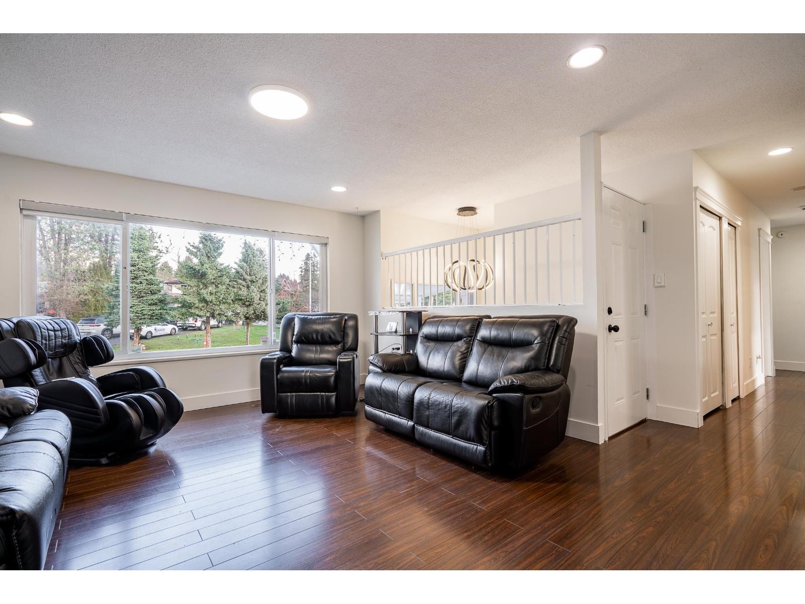 14858 88A Avenue, Surrey, BC - Indoor Photo Showing Living Room