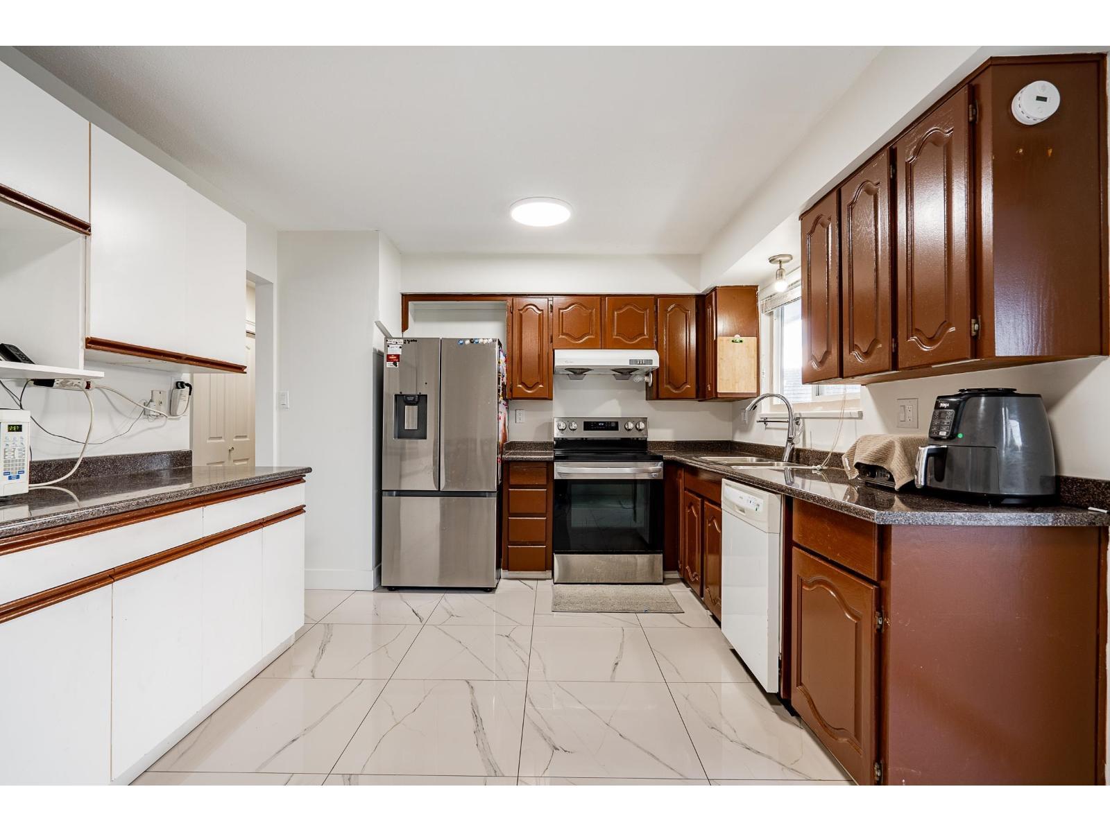 14858 88A Avenue, Surrey, BC - Indoor Photo Showing Kitchen With Double Sink