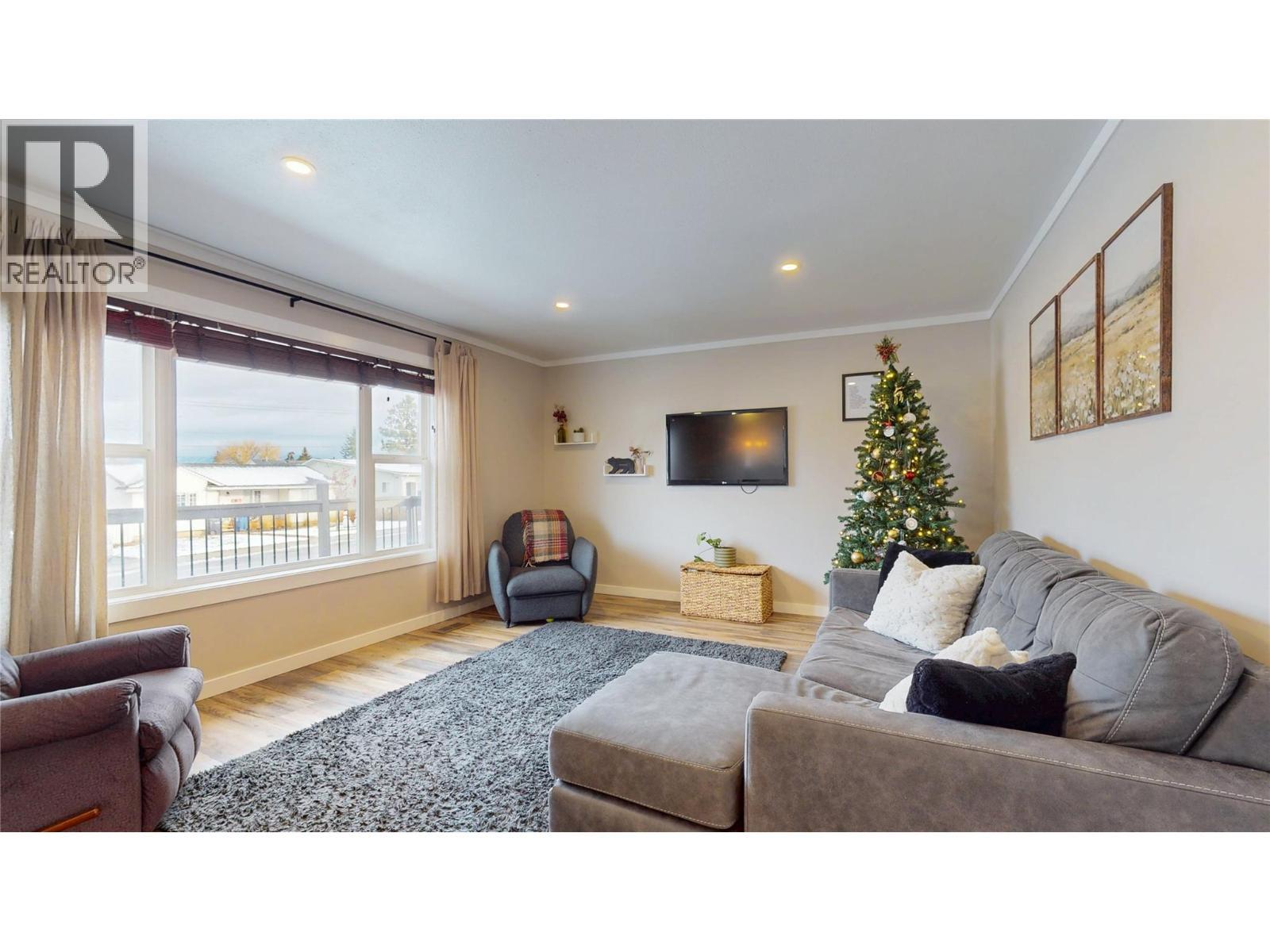 203 8Th Street S, Cranbrook, BC - Indoor Photo Showing Living Room