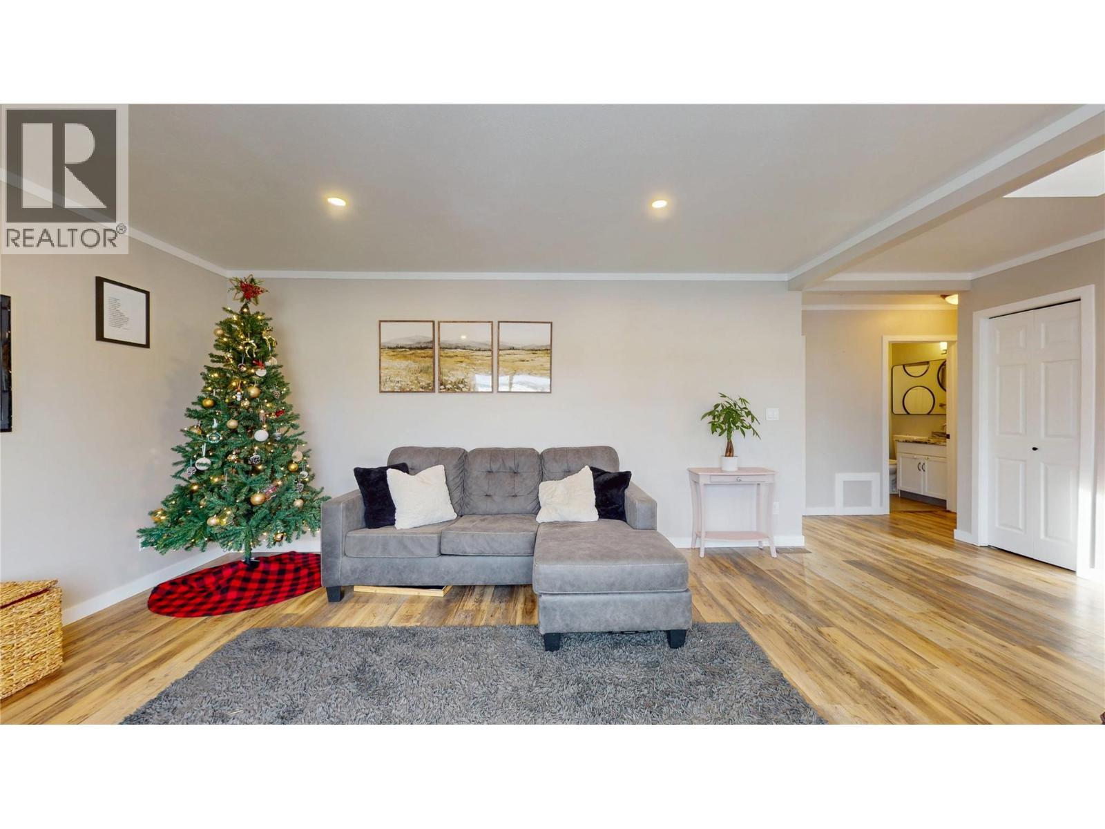 203 8Th Street S, Cranbrook, BC - Indoor Photo Showing Living Room