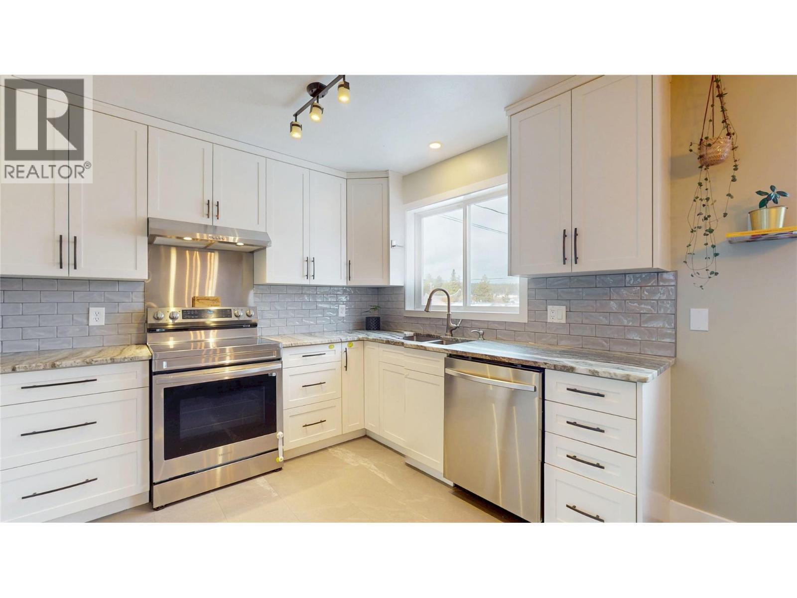 203 8Th Street S, Cranbrook, BC - Indoor Photo Showing Kitchen With Upgraded Kitchen
