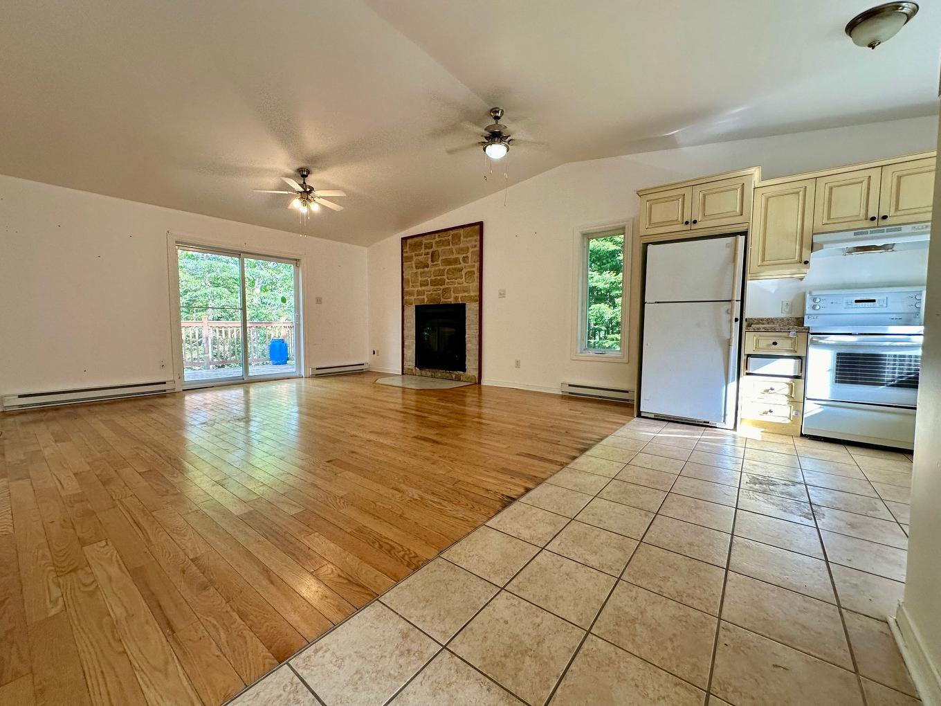 Overall view - 36 Rue De L'Azur, Wentworth, QC - Indoor Photo Showing Kitchen