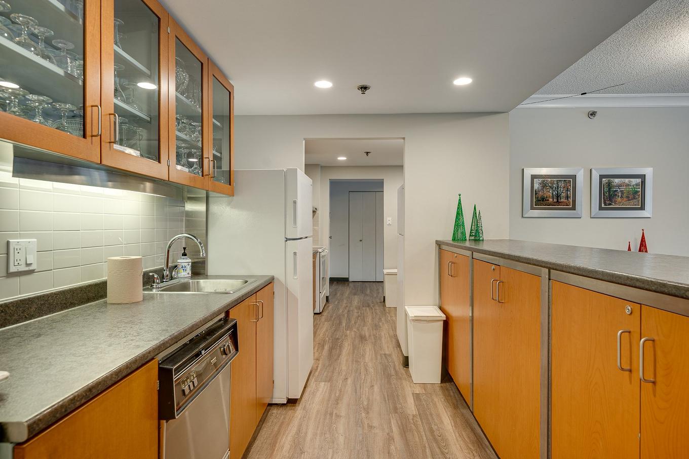 Salle communautaire - 1005-4300 Place Des Cageux, Laval (Chomedey), QC - Indoor Photo Showing Kitchen