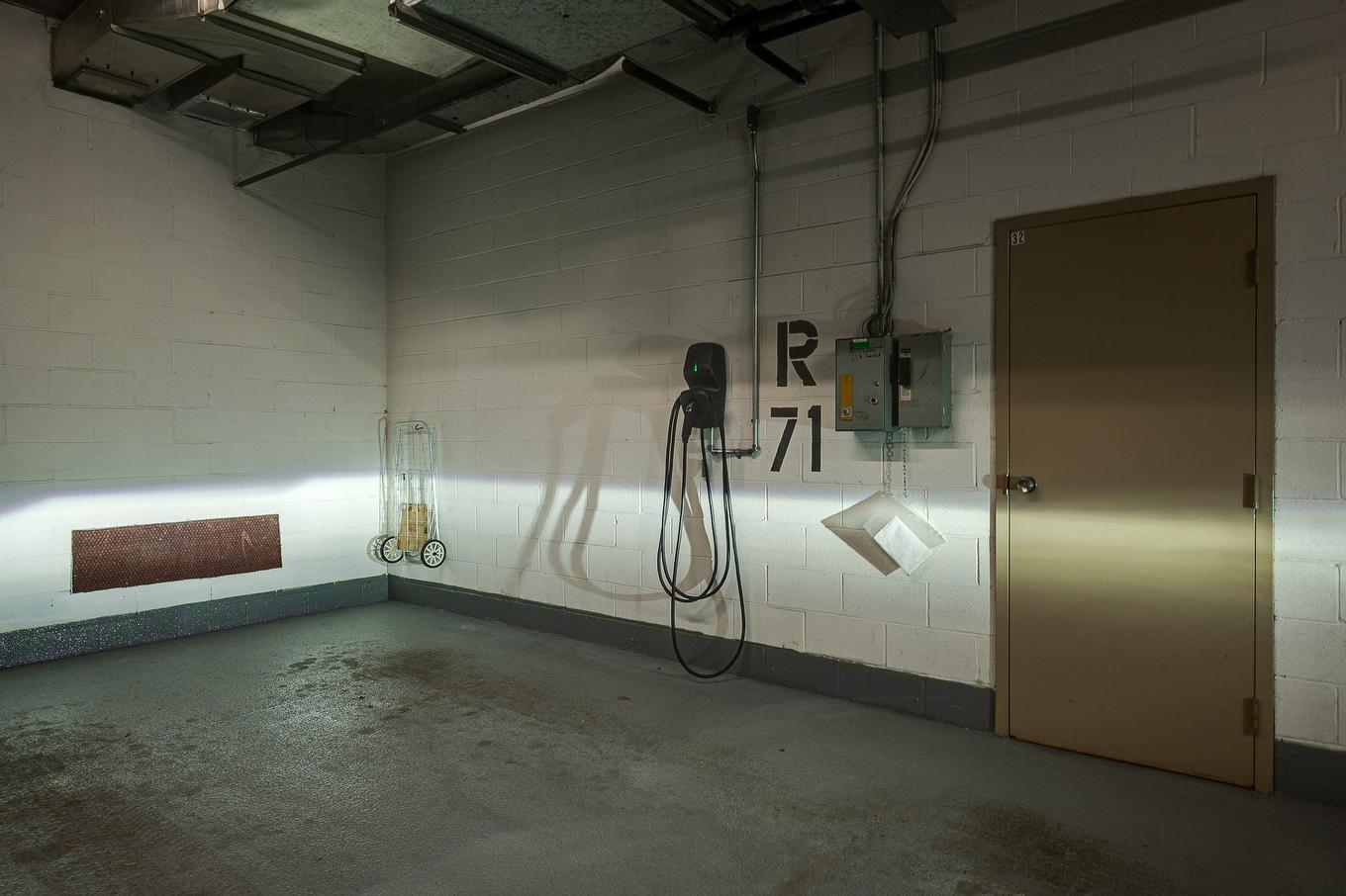 Garage - 1005-4300 Place Des Cageux, Laval (Chomedey), QC - Indoor Photo Showing Garage