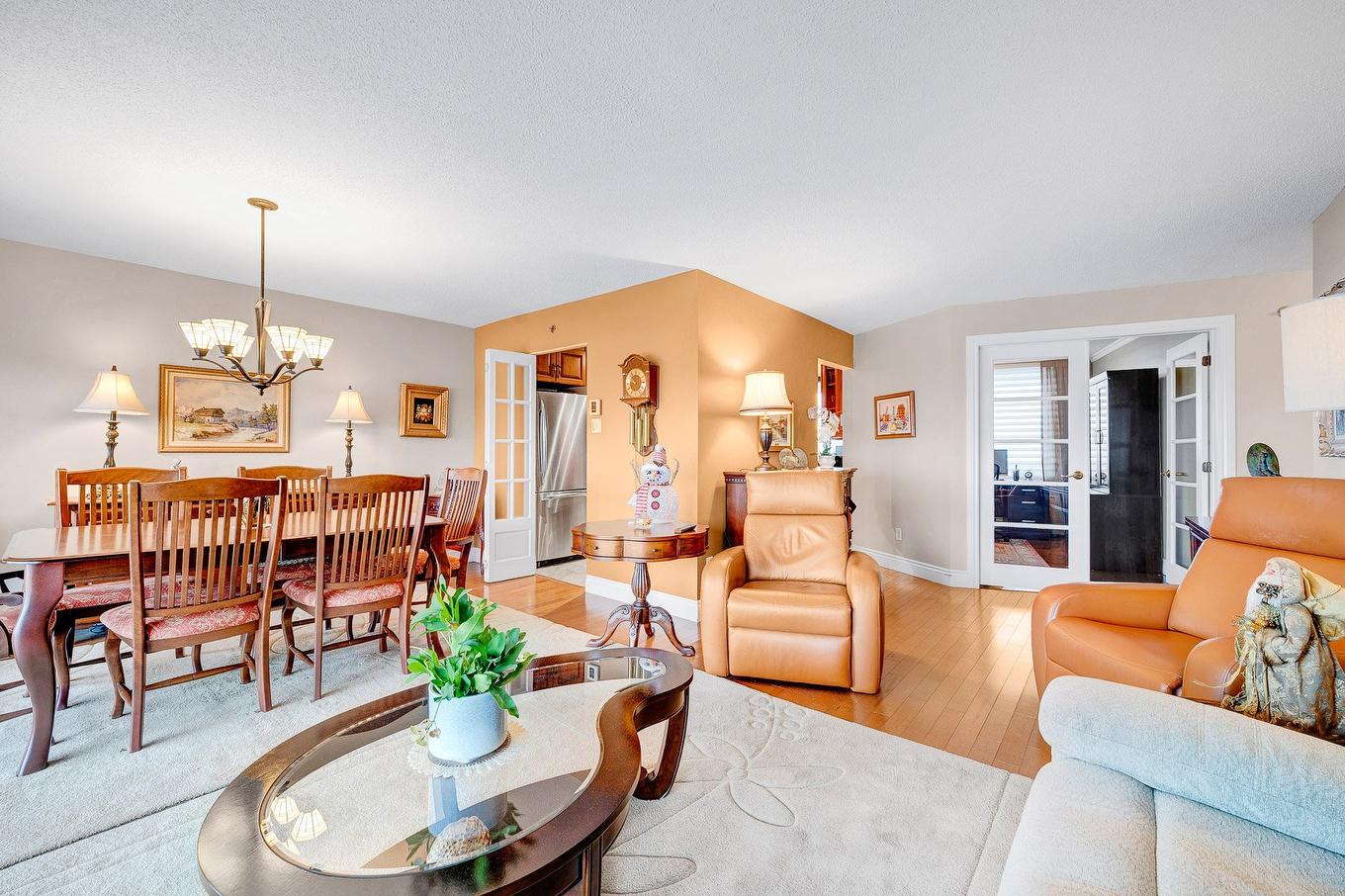 Salon - 1005-4300 Place Des Cageux, Laval (Chomedey), QC - Indoor