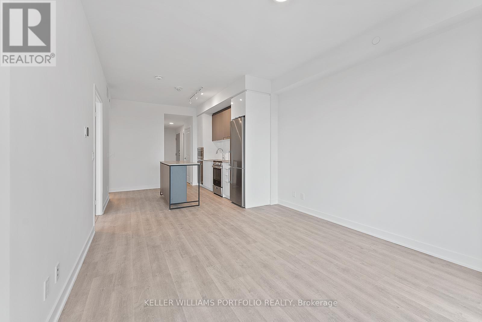 A-1910 - 30 Upper Mall Way, Vaughan, ON - Indoor