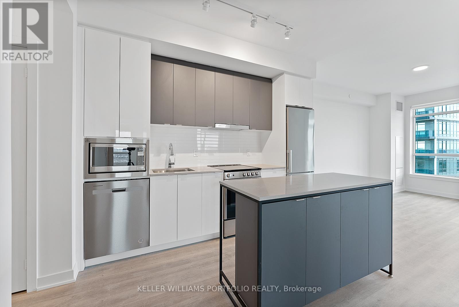 A-1910 - 30 Upper Mall Way, Vaughan, ON - Indoor Photo Showing Kitchen