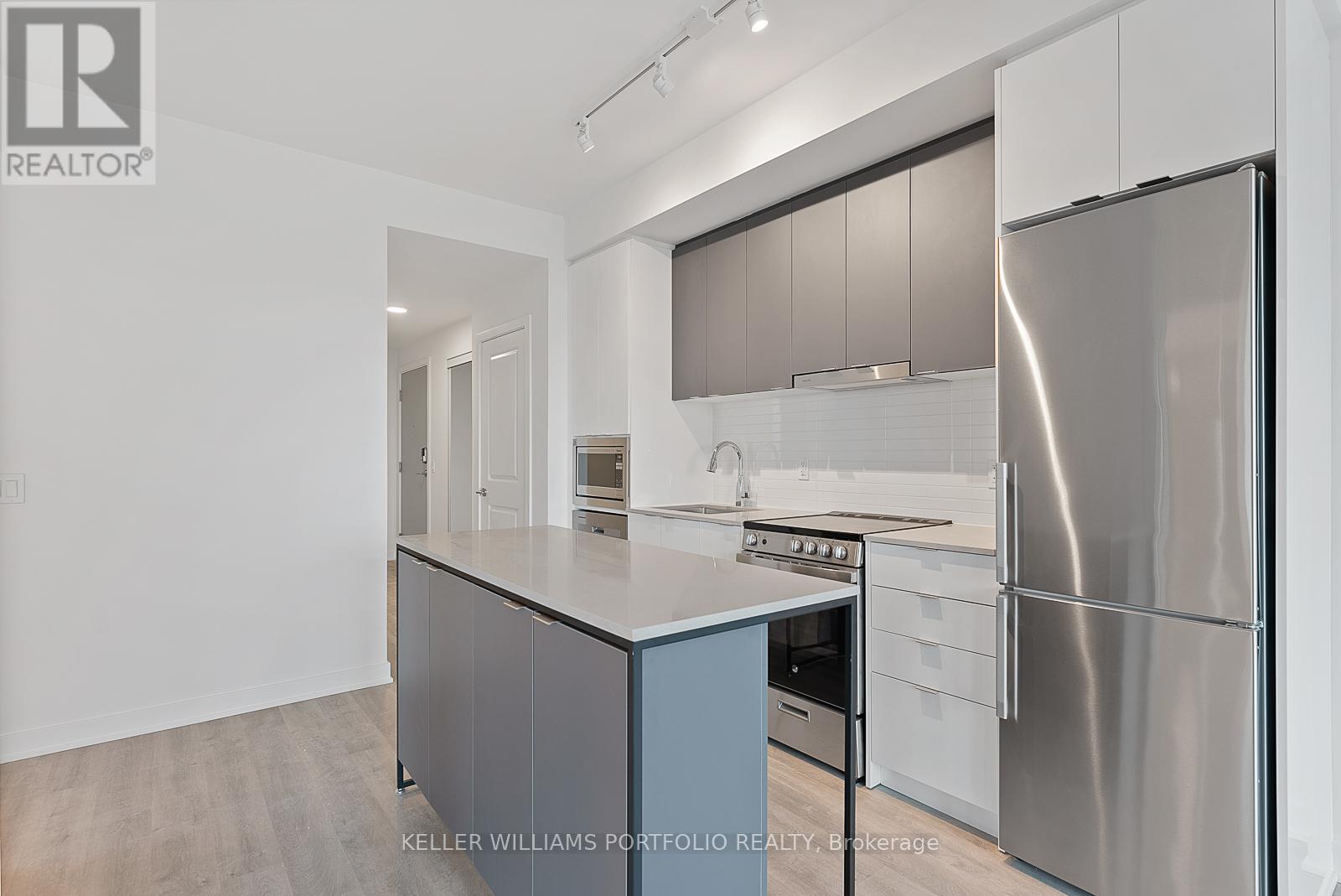 A-1910 - 30 Upper Mall Way, Vaughan, ON - Indoor Photo Showing Kitchen With Upgraded Kitchen
