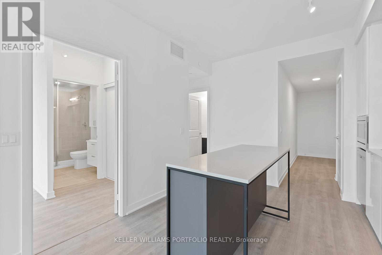 A-1910 - 30 Upper Mall Way, Vaughan, ON - Indoor