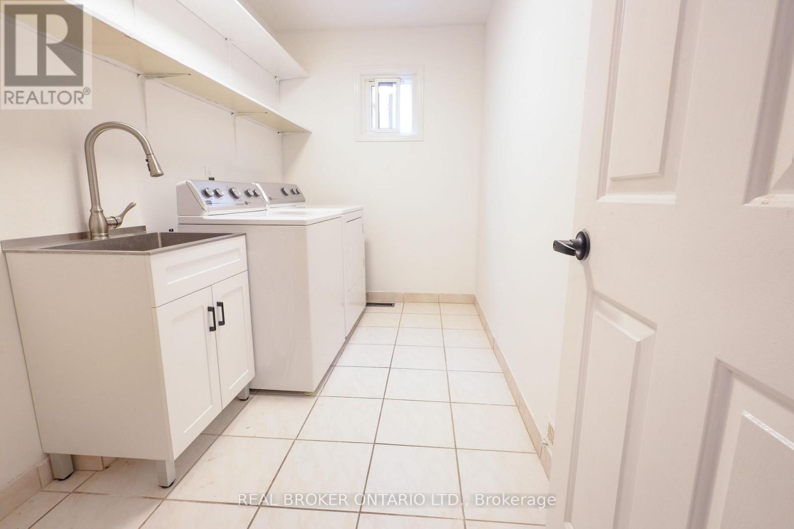 4326 Waterford Crescent, Mississauga, ON - Indoor Photo Showing Laundry Room