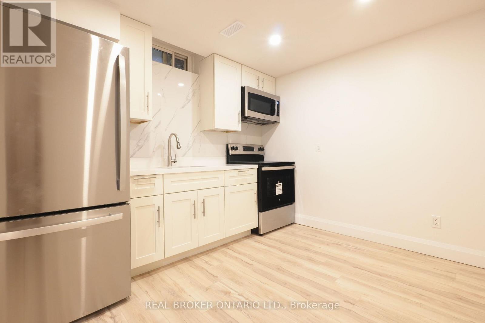 4326 Waterford Crescent, Mississauga, ON - Indoor Photo Showing Kitchen
