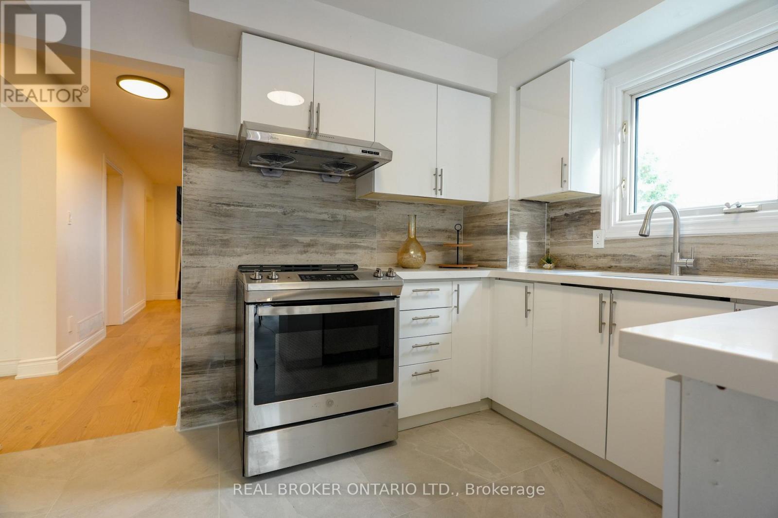 4326 Waterford Crescent, Mississauga, ON - Indoor Photo Showing Kitchen