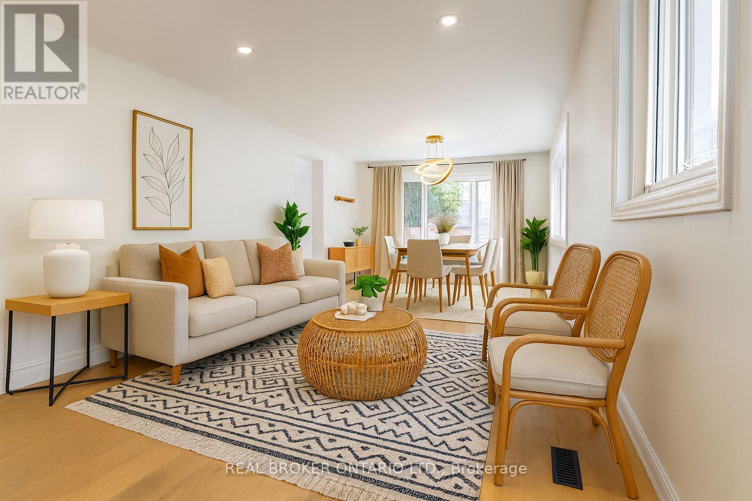 4326 Waterford Crescent, Mississauga, ON - Indoor Photo Showing Living Room