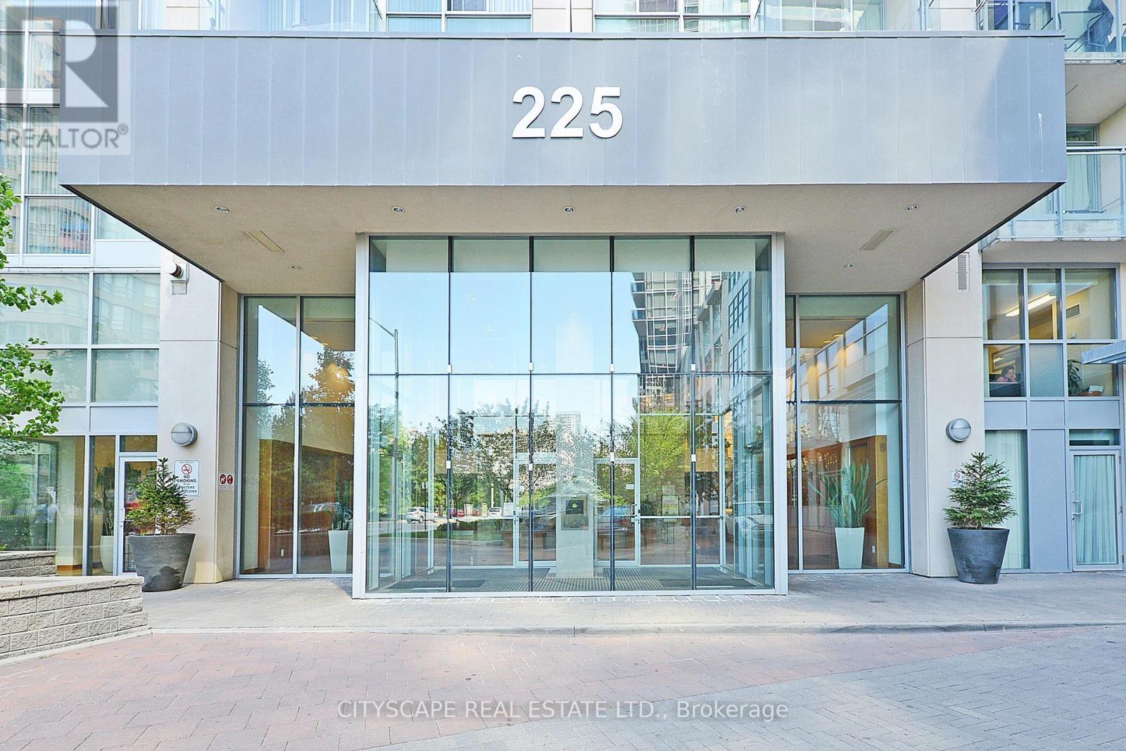 906 - 225 Webb Drive, Mississauga, ON - Outdoor