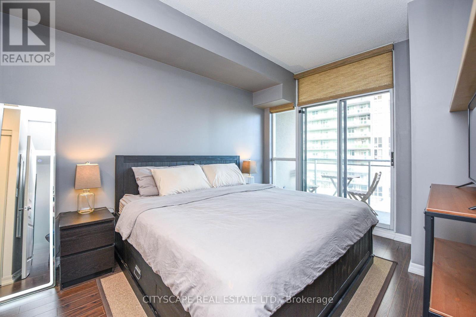906 - 225 Webb Drive, Mississauga, ON - Indoor Photo Showing Bedroom