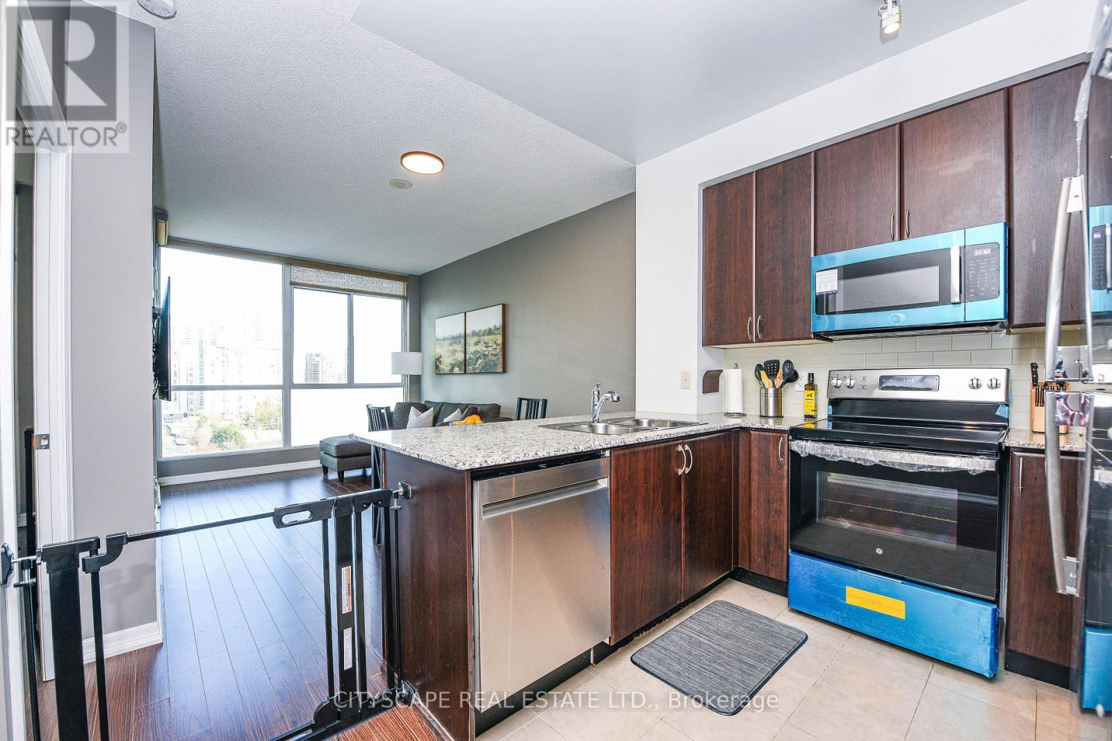 906 - 225 Webb Drive, Mississauga, ON - Indoor Photo Showing Kitchen With Upgraded Kitchen
