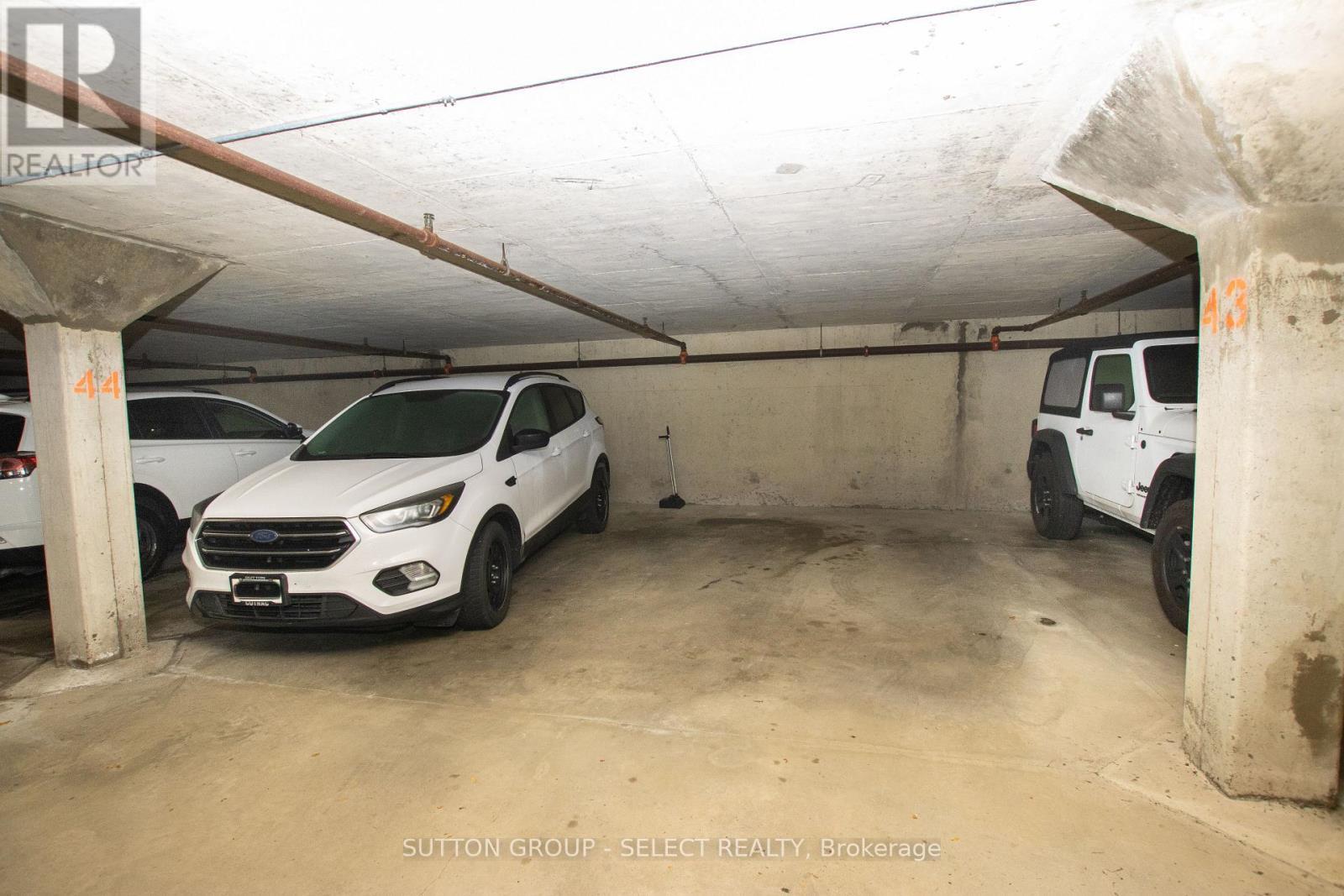 406 - 1180 Commissioners Rd W Road, London South (South B), ON - Indoor Photo Showing Garage