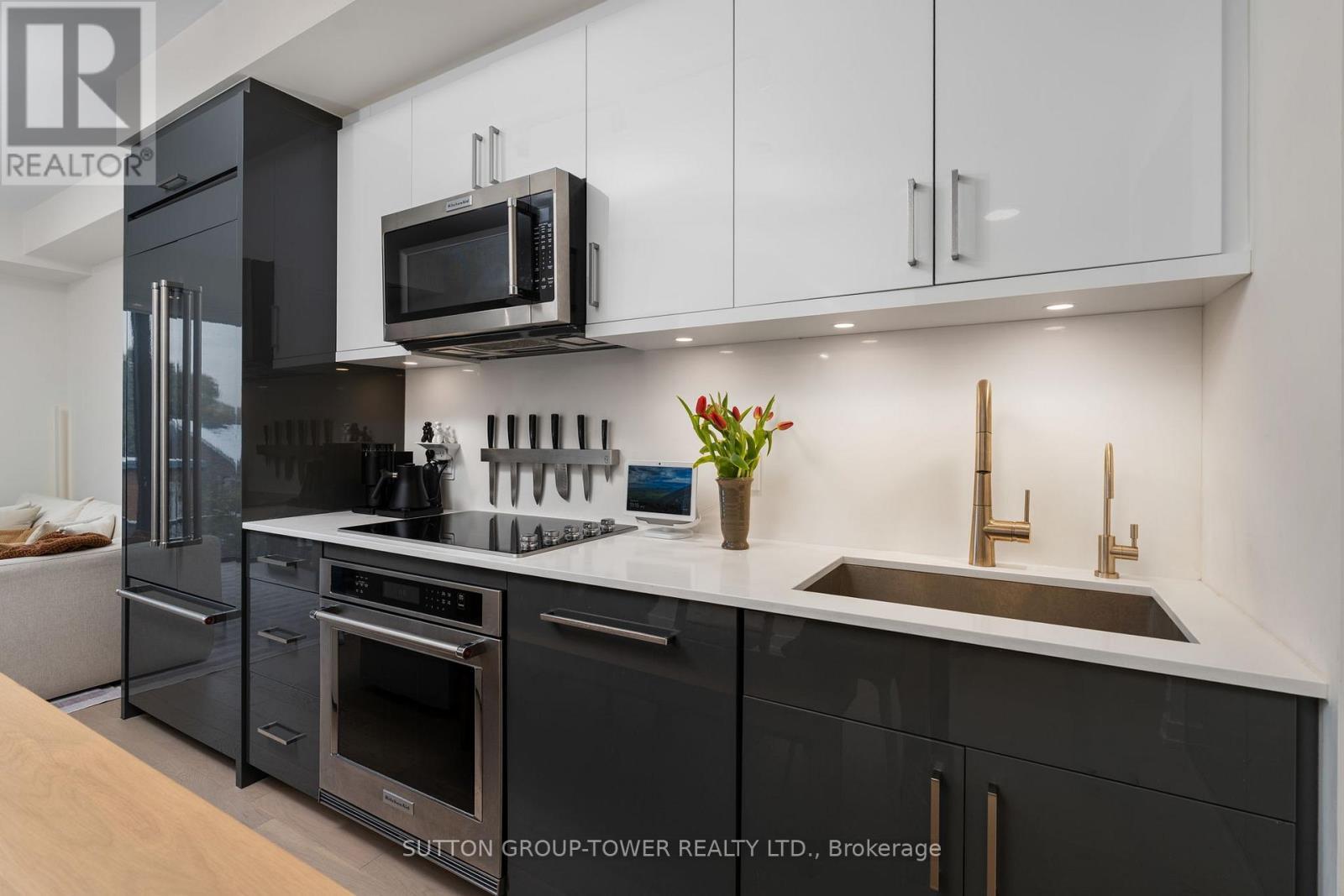 507 - 840 St. Clair Avenue W, Toronto, ON - Indoor Photo Showing Kitchen With Upgraded Kitchen