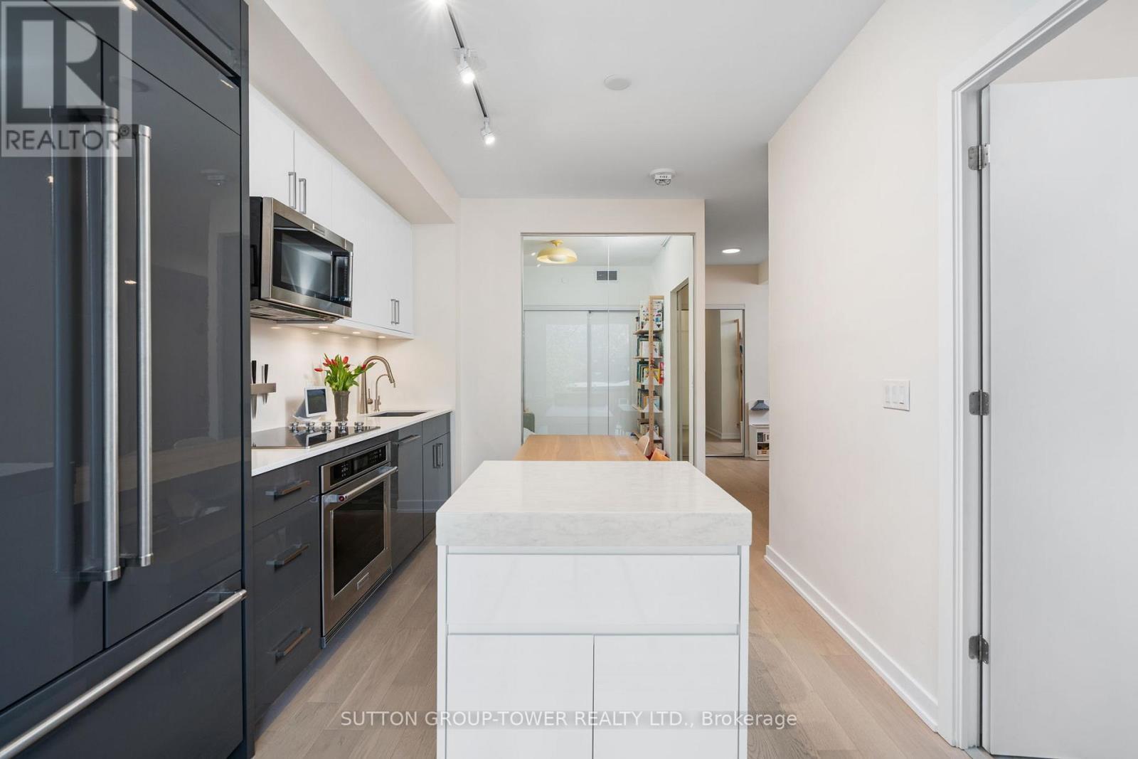 507 - 840 St. Clair Avenue W, Toronto, ON - Indoor Photo Showing Kitchen With Upgraded Kitchen