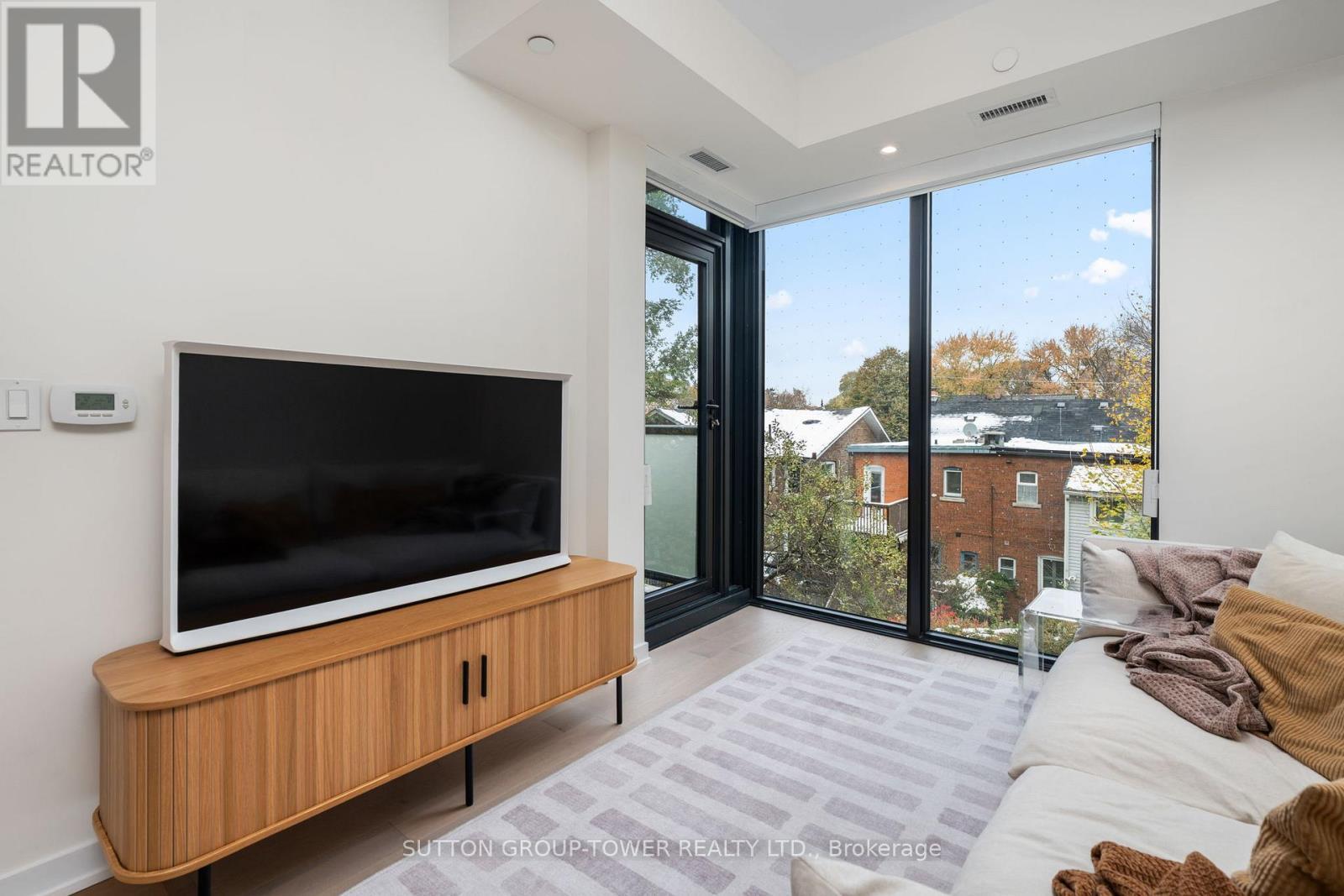 507 - 840 St. Clair Avenue W, Toronto, ON - Indoor Photo Showing Living Room