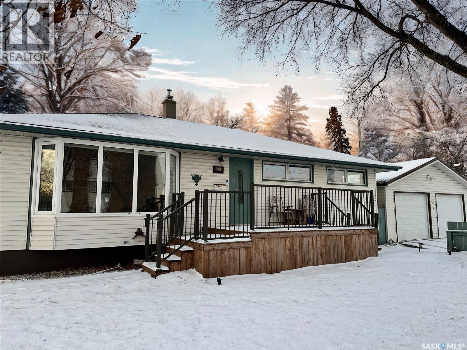 901 17Th Avenue E, Regina, SK - Outdoor With Deck Patio Veranda