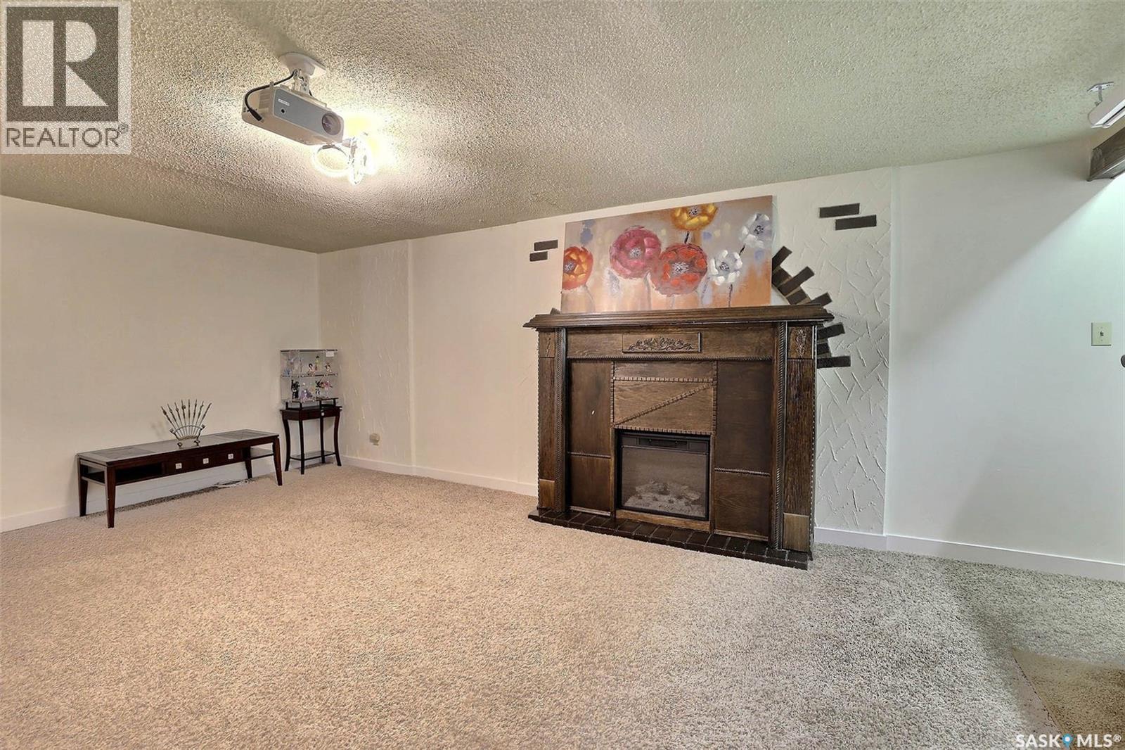 901 17Th Avenue E, Regina, SK - Indoor With Fireplace