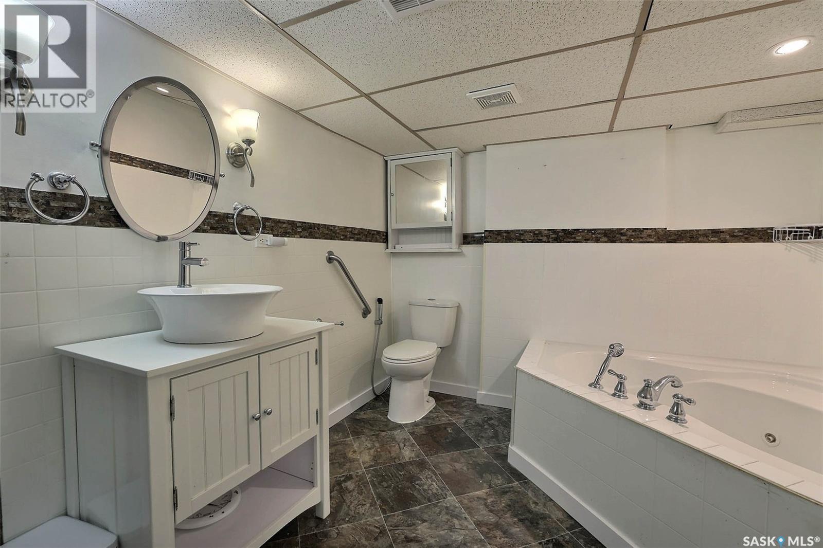 901 17Th Avenue E, Regina, SK - Indoor Photo Showing Bathroom